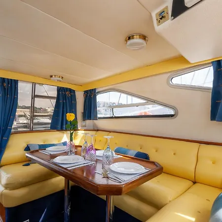 Nuit Insolite Sur Un Bateau *